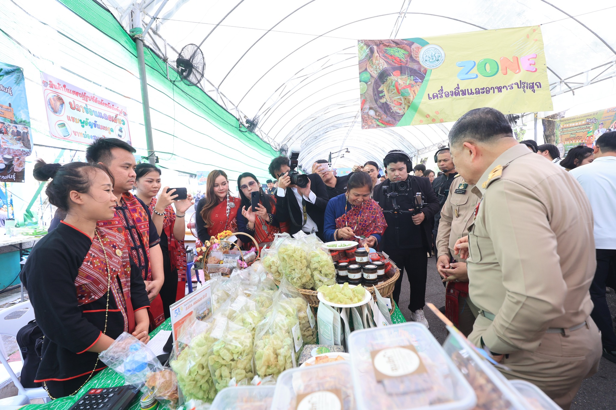 title - ปลัดกระทรวงเกษตรฯ และผู้บริหาร ส.ป.ก. เยี่ยมชมร้านค้า ในงานวันคล้ายวันสถาปนา ส.ป.ก. ครบรอบ 51 ปี